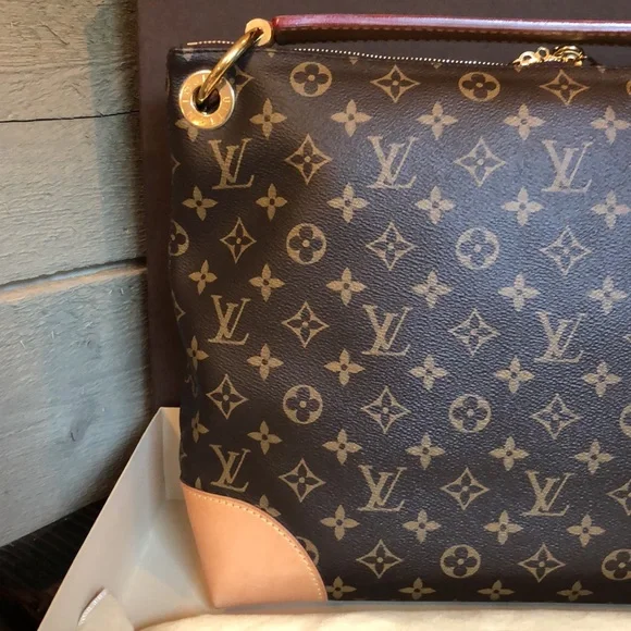 Louis Vuitton Berri PM Monogram Canvas - Picture 8 of 17